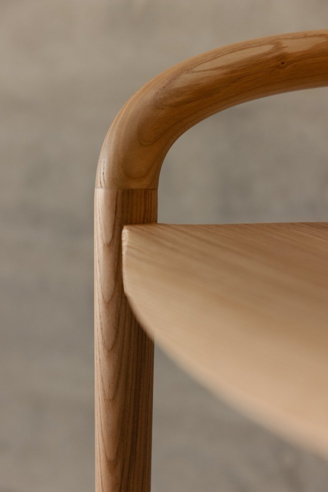 Hand-shaped backrest, close-up